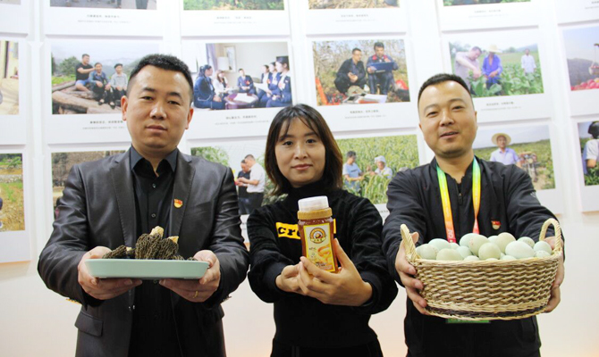 积极推介特色产品“第一书记”助力脱贫攻坚战