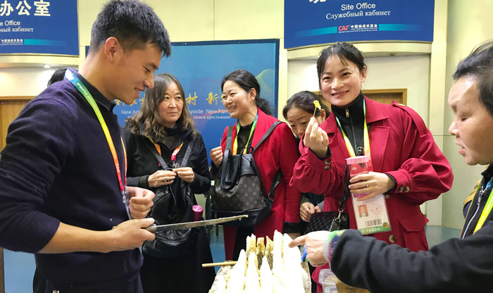 “蜂”拥而至来参会