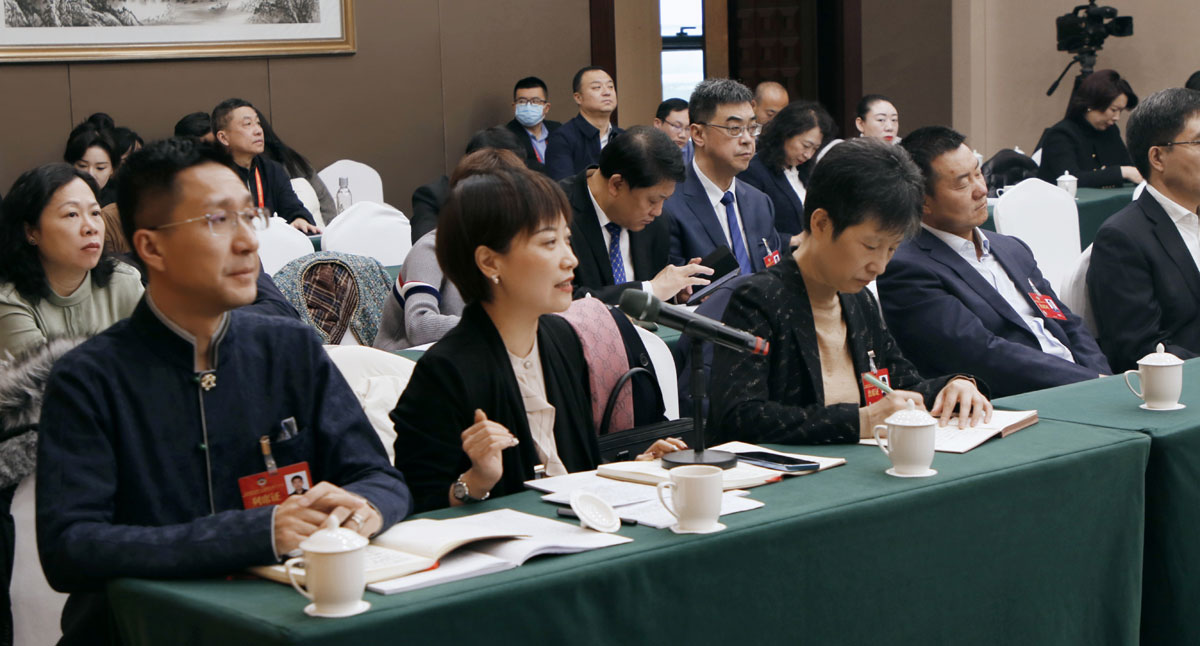  把握主动 创造优势 赢得未来——省政协十三届二次会议举行联组讨论现场记