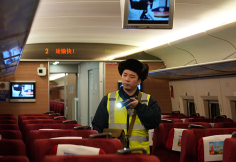 【新春走基层】动车组“打温人“：春运“暖男”的寒夜坚守