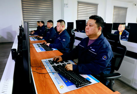 以眼为“器” 铁路夫妻共守乘客归家路