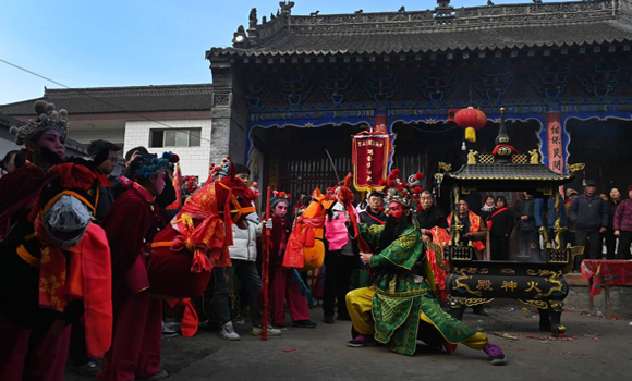 黄土地上的社火少年