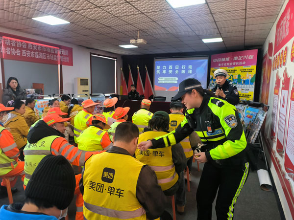 警企社联动筑防线 莲湖交警进市场开展交通安全宣传